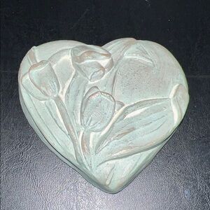 Vintage 1995 Isabel Bloom Tulip Heart Sculpture in Soft Green 3”